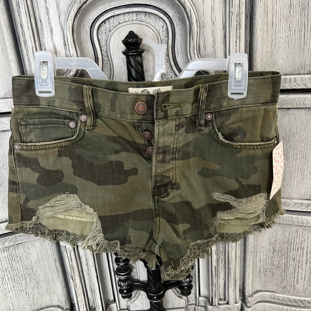NWT!! Free People camo shorts